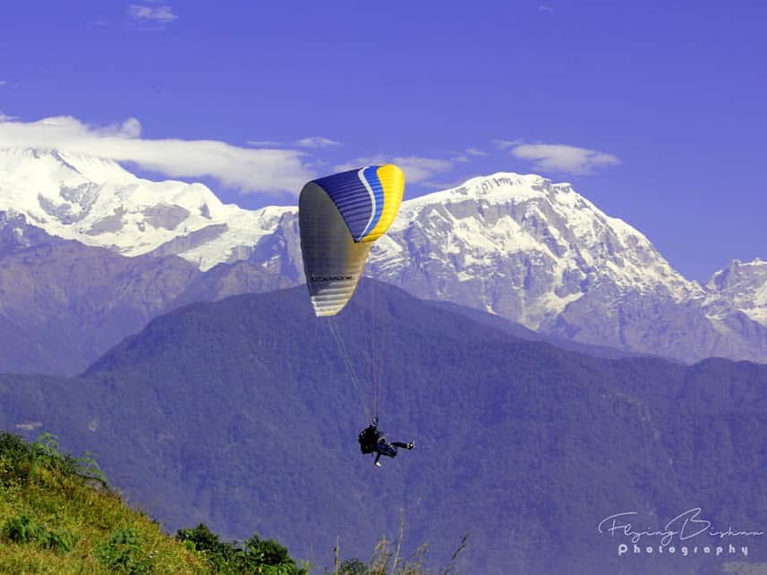 Tandem flying infront of the mountain